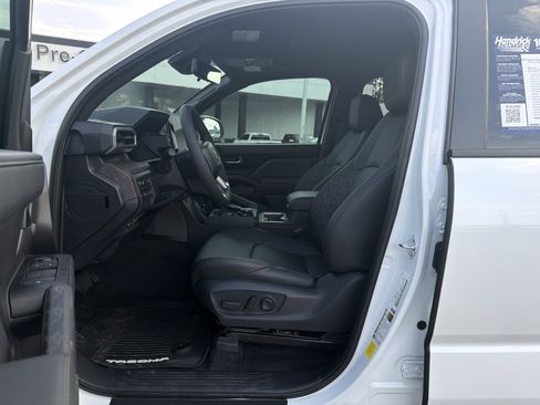 Used 2025 Toyota Tacoma Limited AWD/4WD image 14