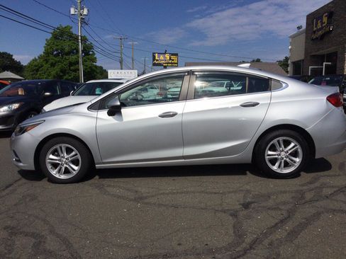 Used 2017 Chevrolet Cruze LT w/ Convenience Package FWD image 11