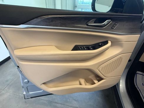 Used 2025 Jeep Grand Cherokee Limited w/ Luxury Tech Group II AWD/4WD image 23