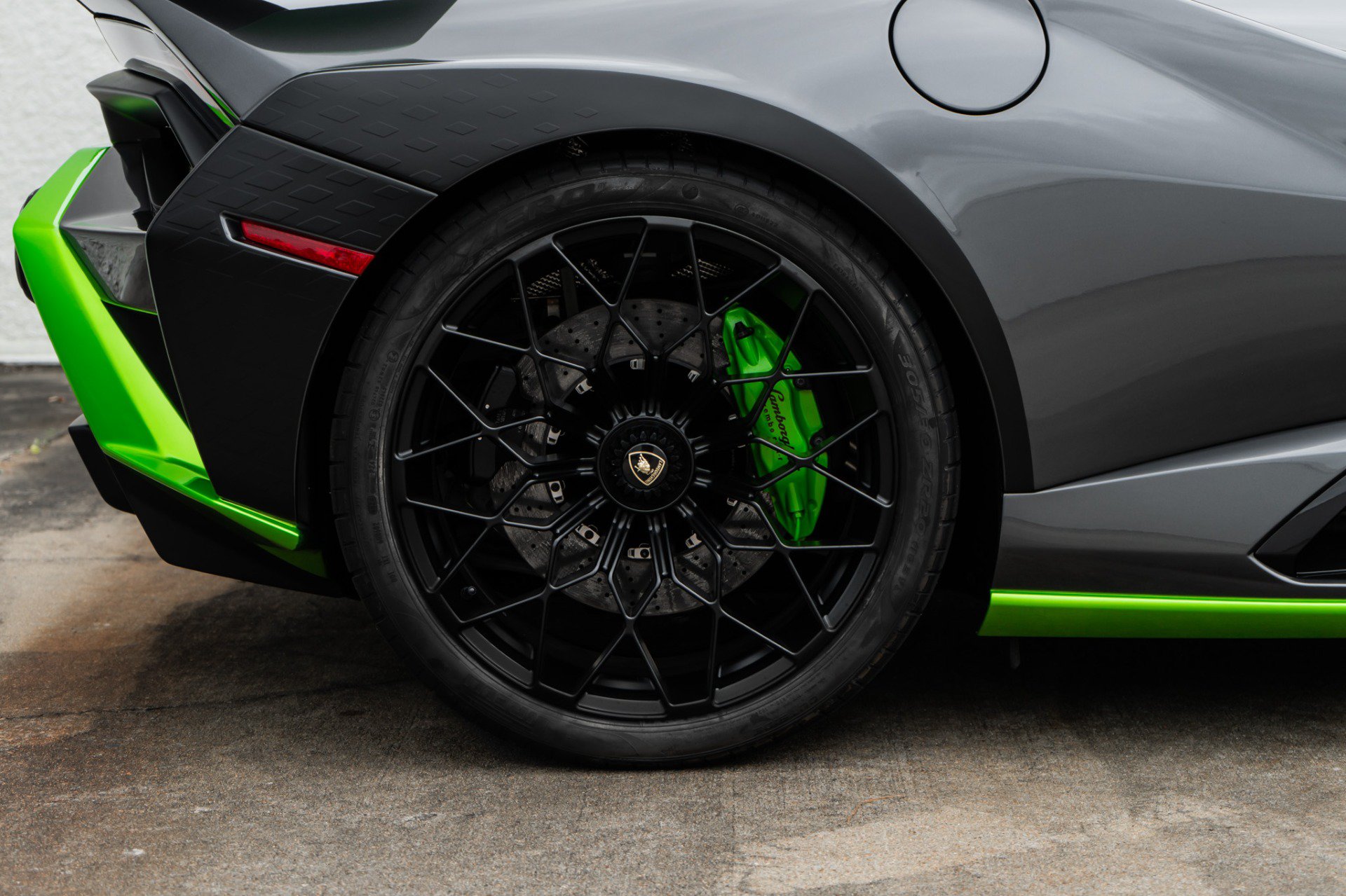 Used 2021 Lamborghini Huracan STO RWD image 30