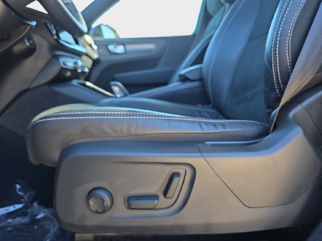 Used 2022 Volvo XC40 T5 R-Design w/ Advanced Package AWD/4WD image 31