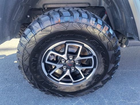 Used 2025 Jeep Gladiator Rubicon w/ Convenience Group AWD/4WD image 11