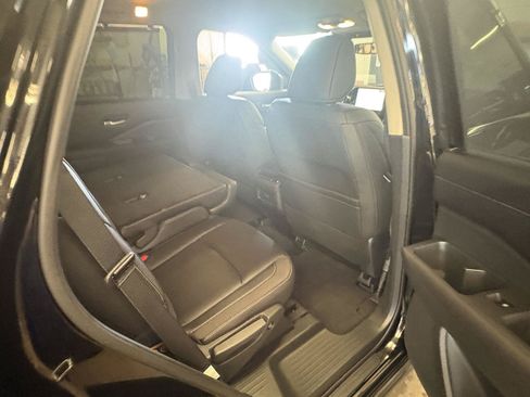 Used 2025 Nissan Pathfinder SL FWD image 18