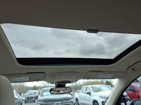 Used 2023 Buick Enclave Essence w/ Experience Buick Package image 9