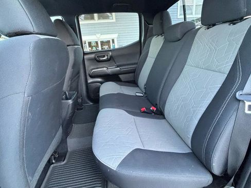 Used 2022 Toyota Tacoma TRD Off-Road AWD/4WD image 22