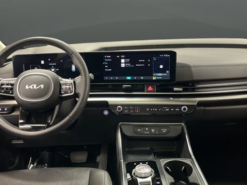 Used 2025 Kia Carnival SX w/ SX Dark Edition Package FWD image 11
