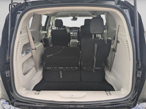 Used 2024 Chrysler Pacifica Touring-L image 11