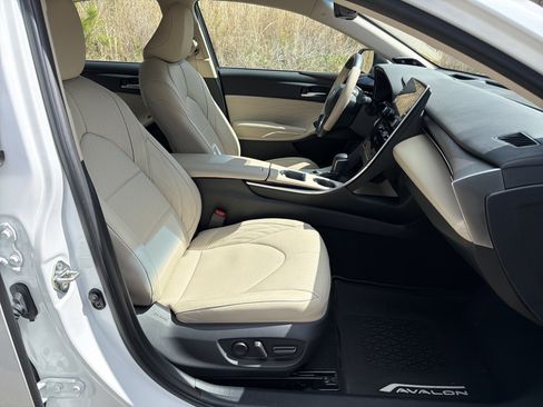 Used 2020 Toyota Avalon Limited image 13