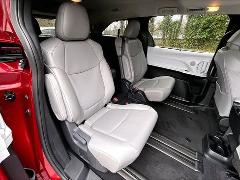 Certified 2026 Toyota Sienna XLE image 20