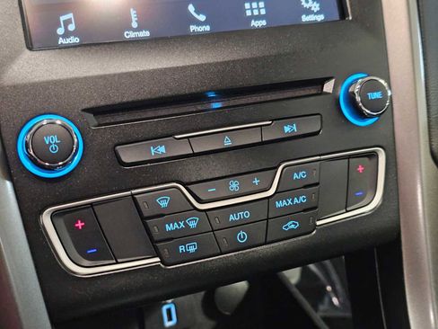 Used 2018 Ford Fusion SE w/ Fusion SE Technology Package FWD image 16