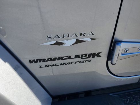 Used 2018 Jeep Wrangler Unlimited Sahara w/ Max Tow Package image 11