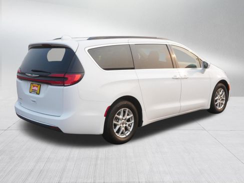 Used 2022 Chrysler Pacifica Touring-L FWD image 7