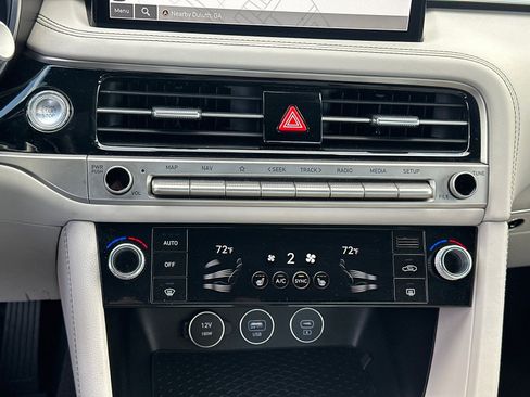 Used 2025 Genesis G70 2.5T image 30