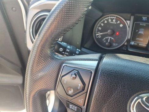 Certified 2022 Toyota Tacoma TRD Off-Road AWD/4WD image 8