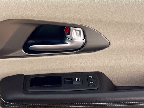 Used 2023 Chrysler Pacifica Touring-L FWD image 32