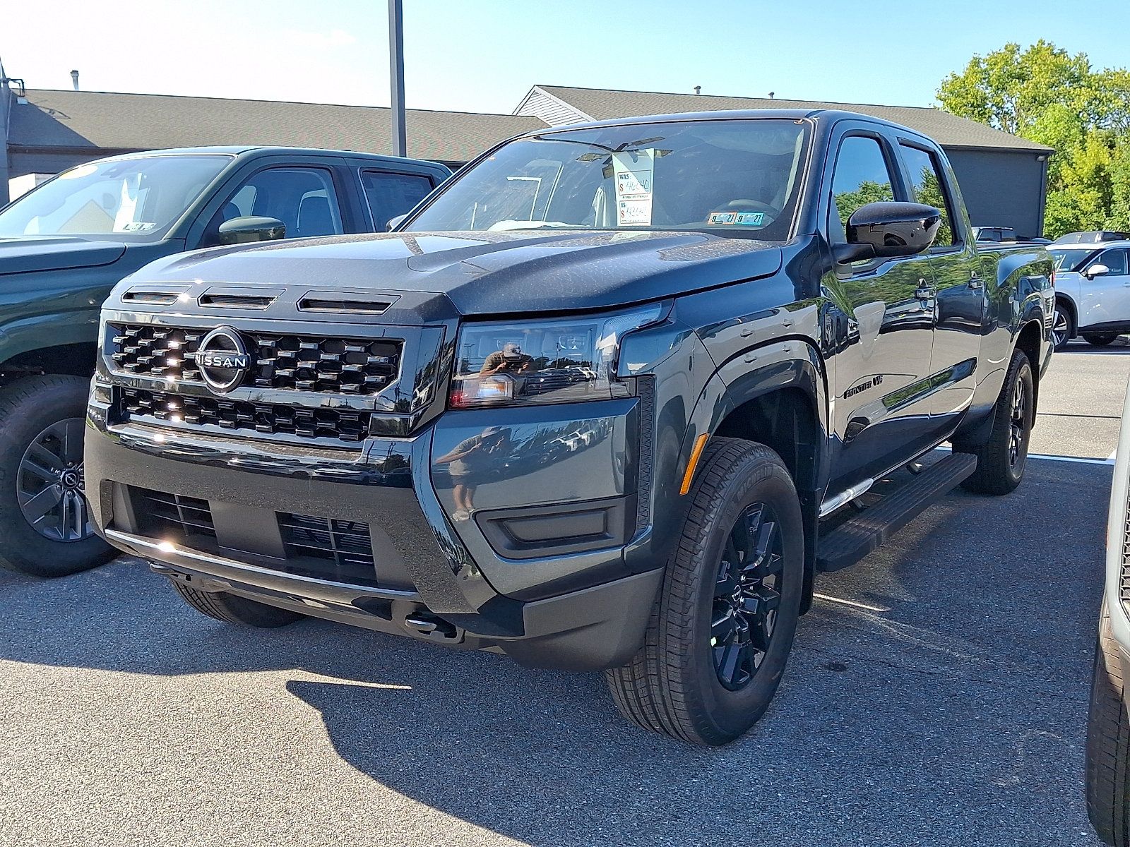 New 2027 Nissan Frontier SV w/ SV Convenience Package AWD/4WD image 3