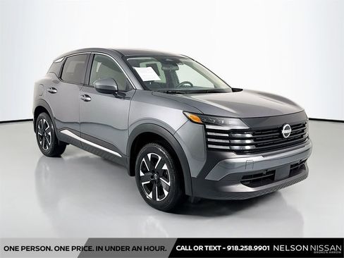 Used 2025 Nissan Kicks SV AWD/4WD image 3