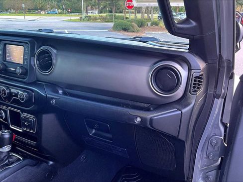 Used 2020 Jeep Gladiator Sport w/ Trailer Tow Package image 17