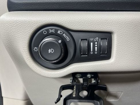 Used 2018 Chrysler Pacifica Touring-L w/ Premium Audio Group FWD image 19