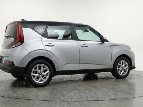 Used 2025 Kia Soul LX w/ LX Technology Package FWD image 9