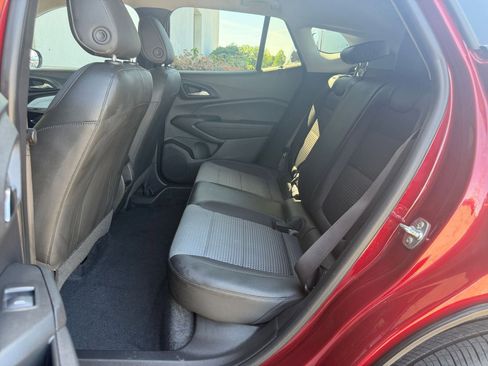 Used 2025 Chevrolet Trax LT FWD image 38