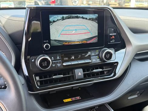 Used 2025 Toyota Highlander XLE FWD image 20