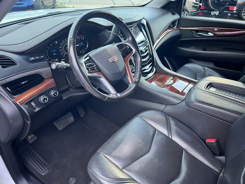 Used 2019 Cadillac Escalade ESV Luxury AWD/4WD image 30