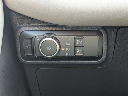Used 2025 Ford Explorer Active w/ Active Comfort Package RWD image 22