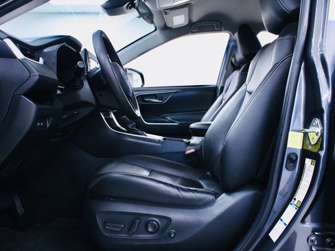 Used 2021 Toyota RAV4 XLE image 11