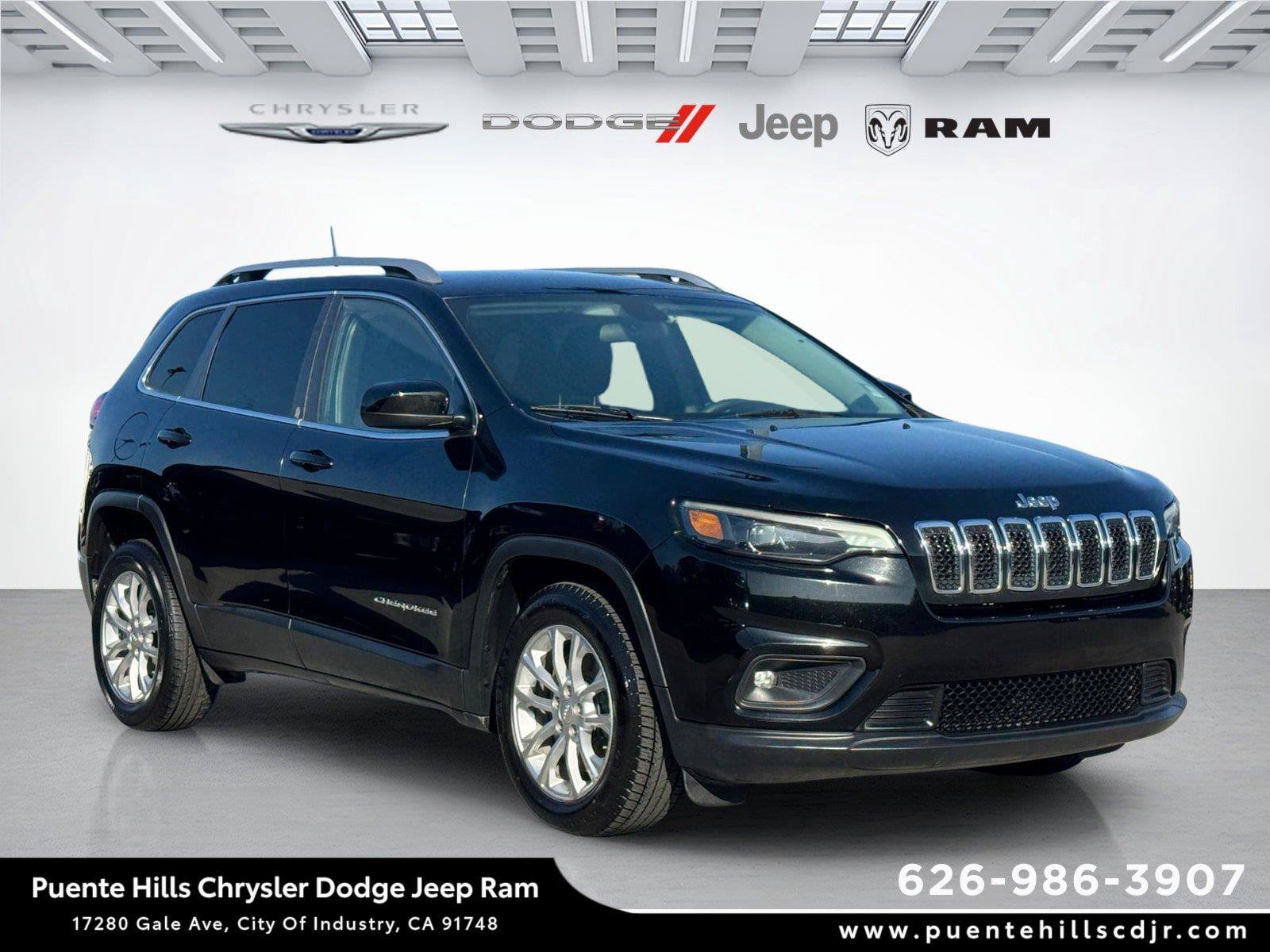 Used 2019 Jeep Cherokee Latitude w/ Popular Appearance Group FWD image 1