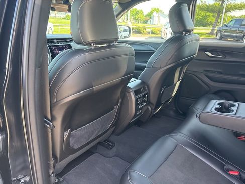 Used 2025 Jeep Grand Cherokee Altitude AWD/4WD image 36