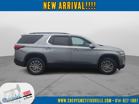 Used 2023 Chevrolet Traverse LT image 2