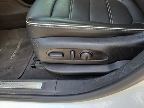 Used 2021 GMC Acadia Denali w/ Denali Technology Package FWD image 18