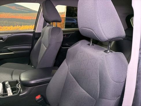 Used 2022 Toyota RAV4 XLE AWD/4WD image 24