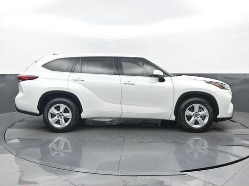 Used 2022 Toyota Highlander L FWD image 2