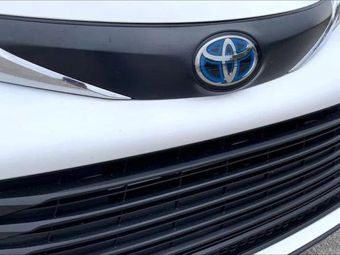 Certified 2024 Toyota Sienna LE image 29