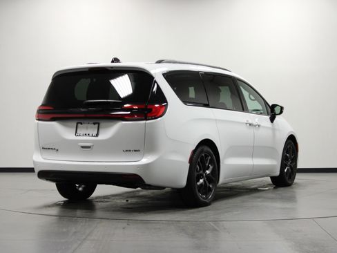 Used 2025 Chrysler Pacifica Limited image 4