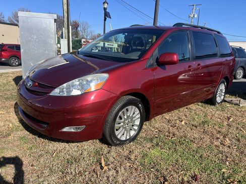 Used 2010 Toyota Sienna XLE Limited image 2