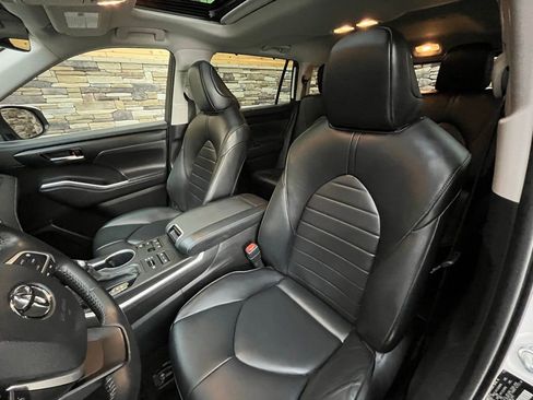 Used 2023 Toyota Highlander XLE AWD/4WD image 32
