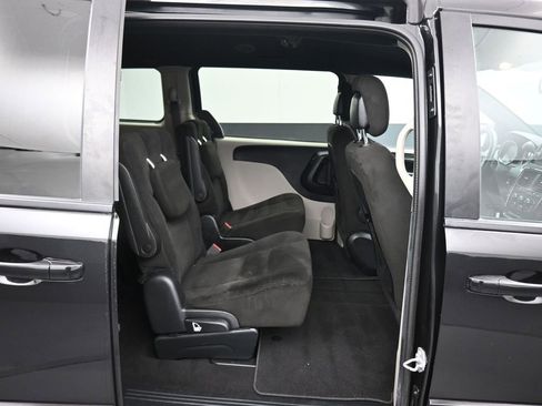 Used 2016 Dodge Grand Caravan SE image 37