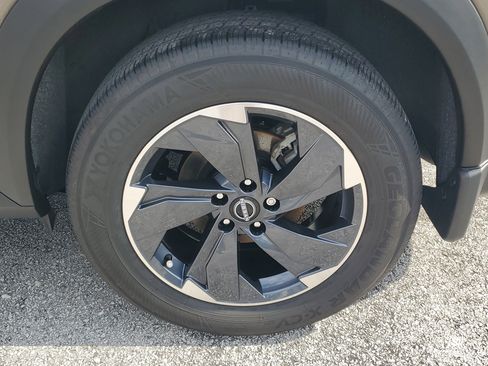 Certified 2024 Nissan Rogue SV FWD image 9