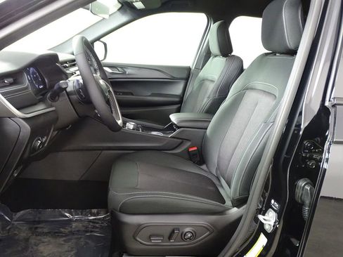 New 2025 Jeep Grand Cherokee Laredo image 10