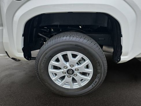 Used 2024 Toyota Tacoma SR5 AWD/4WD image 40