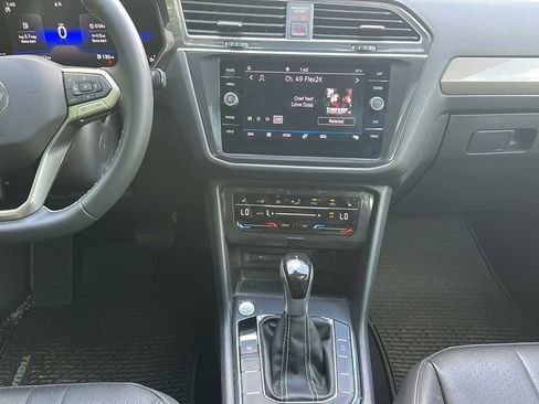 Used 2023 Volkswagen Tiguan SE w/ Panoramic Sunroof Package image 35