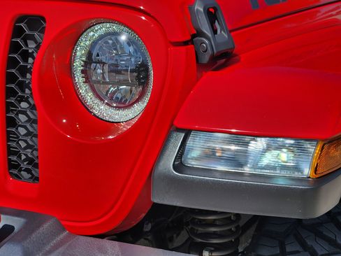 Used 2023 Jeep Gladiator Sport image 8