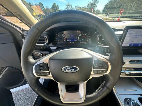 Used 2024 Ford Explorer XLT w/ Equipment Group 202A image 9