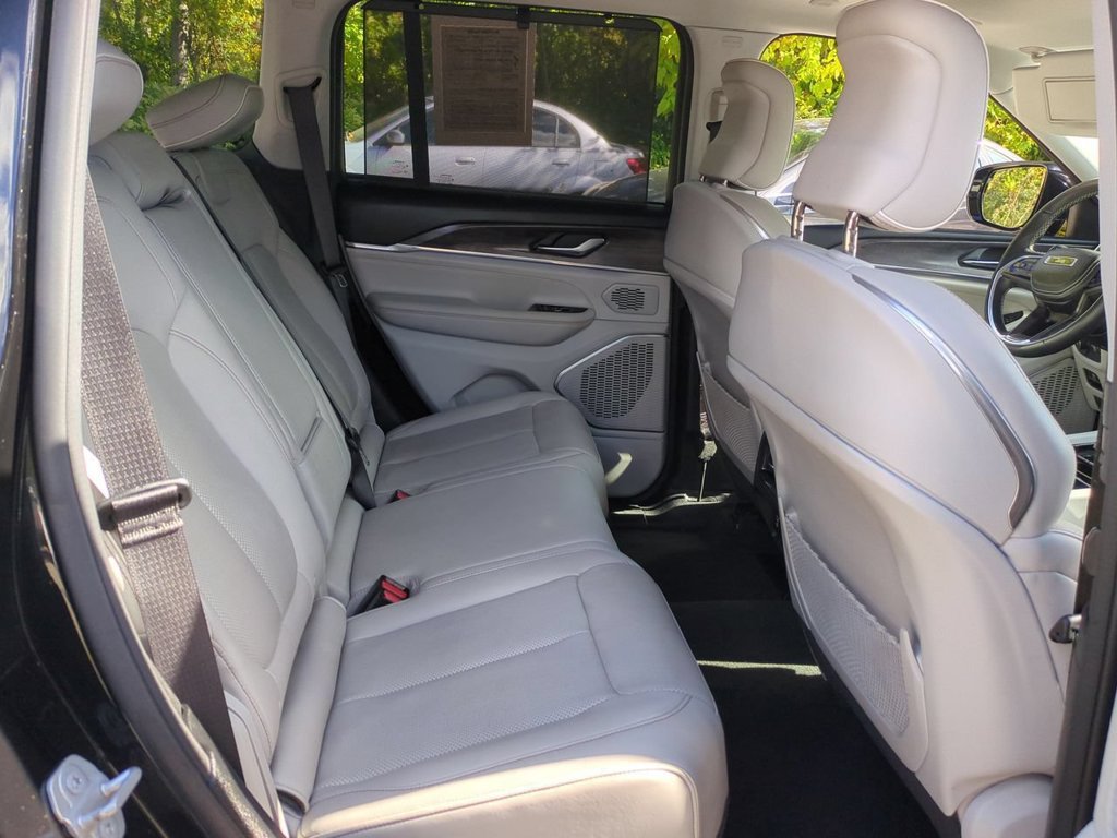 Used 2022 Jeep Grand Cherokee Overland w/ Luxury Tech Group IV AWD/4WD image 28