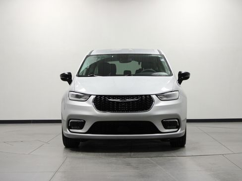 Used 2024 Chrysler Pacifica Touring-L image 9