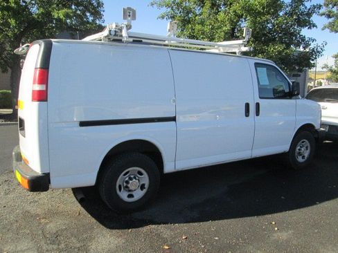 Used 2014 Chevrolet Express 2500 RWD image 2
