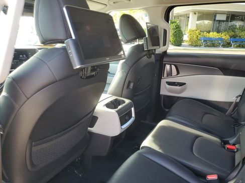 Used 2022 Kia Carnival LX w/ Paint Protection Package image 12